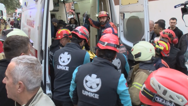 Çöken binadan kurtarılan vatandaş: Binamız çatlaktı, çatır çatır ses duyuluyordu
