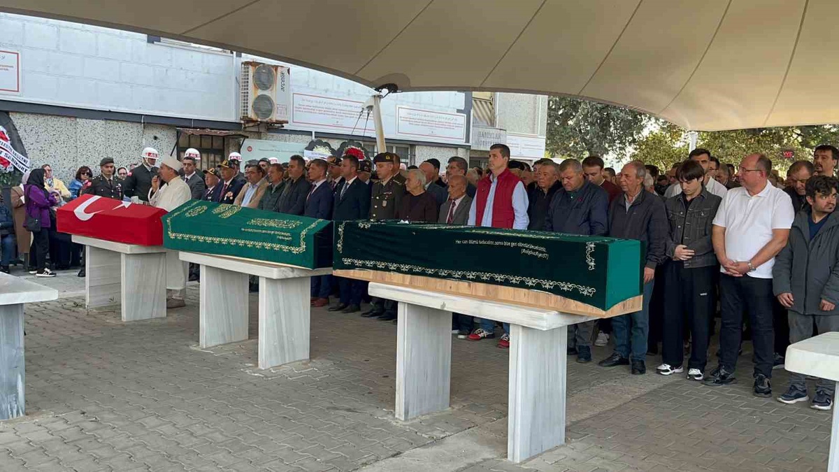Çorlu\'da batan gemi kurbanı ile Kıbrıs Gazisi için aynı anda cenaze namazı kılındı