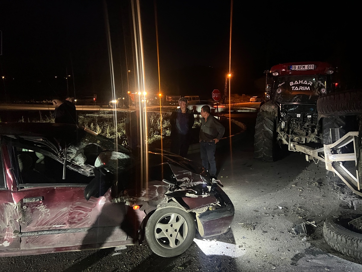 Çorum Dodurga\'da traktörle çarpışan otomobildeki 2 kişi yaralandı