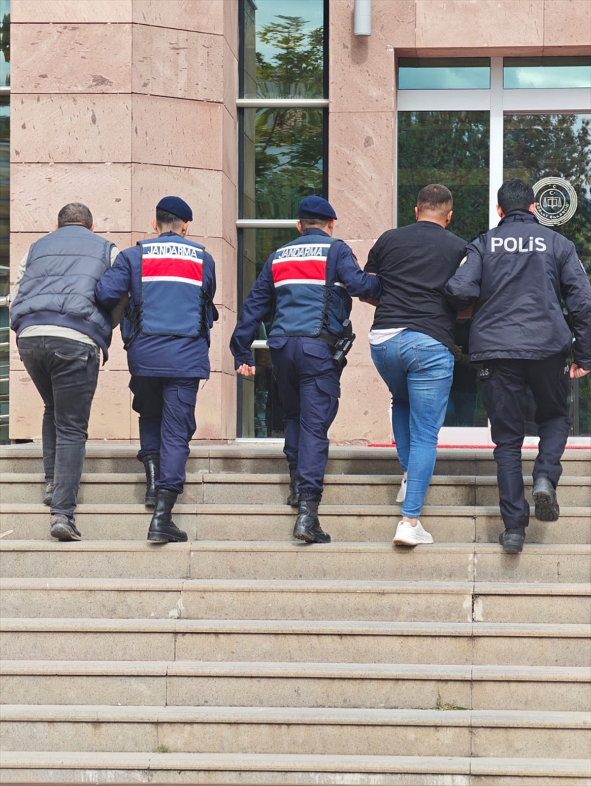 Çorum Dodurga\'da uyuşturucu operasyonunda 2 kişi gözaltına alındı, biri tutuklandı