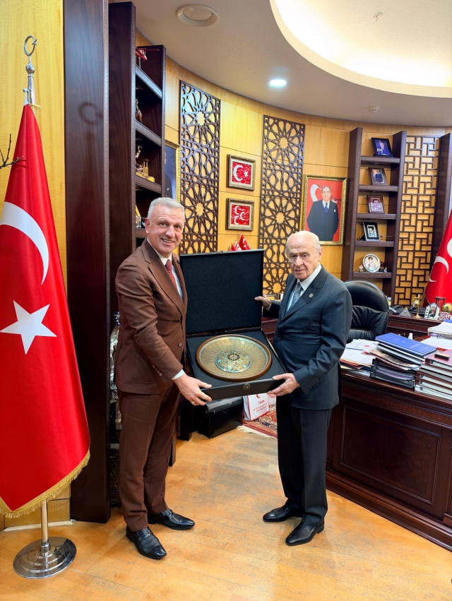 Bahçeli'ye sürpriz hediye! Cumhurbaşkanı Başdanışmanı takdim etti