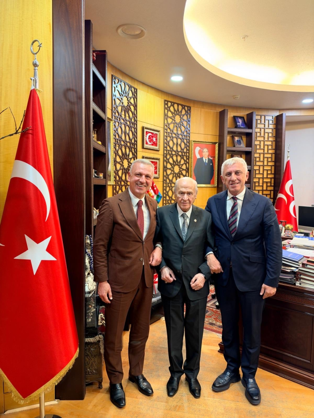 Bahçeli'ye sürpriz hediye! Cumhurbaşkanı Başdanışmanı takdim etti