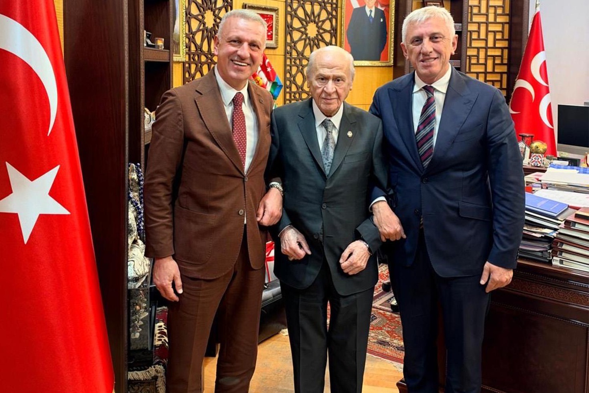 Bahçeli\'ye sürpriz hediye! Cumhurbaşkanı Başdanışmanı takdim etti