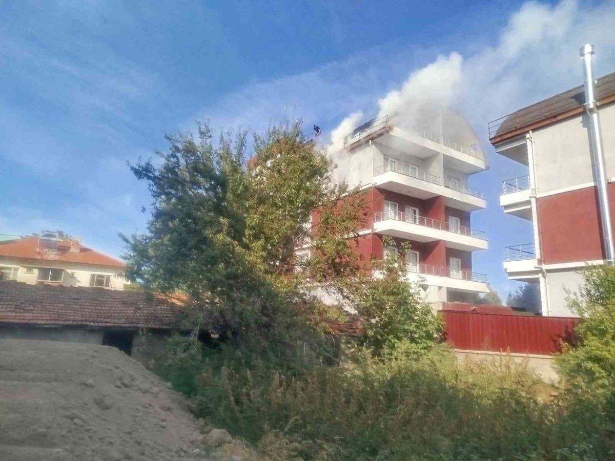 Denizli Çivril\'de apartman çatısındaki izolasyon yangını söndürüldü, yaralanan yok