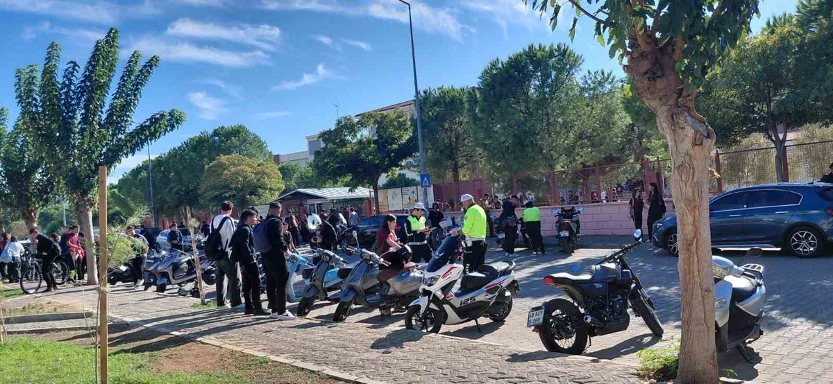 Didim\'de trafik ekipleri lise önlerinde ve gece saatlerinde motosiklet denetliyor