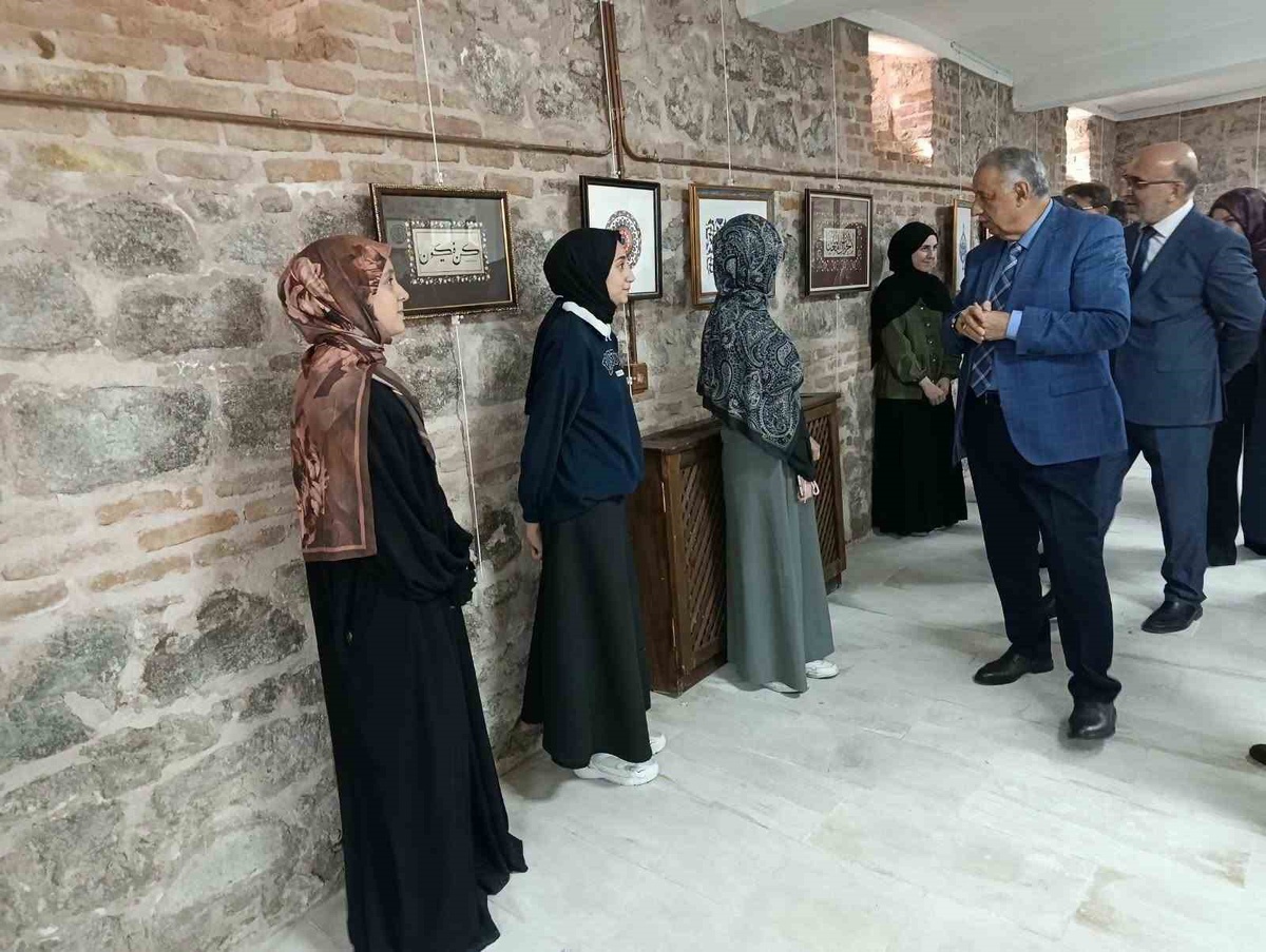 Diyanet destekli projede hafızlık kursu öğrencileri çini ve resim sergisi açtı
