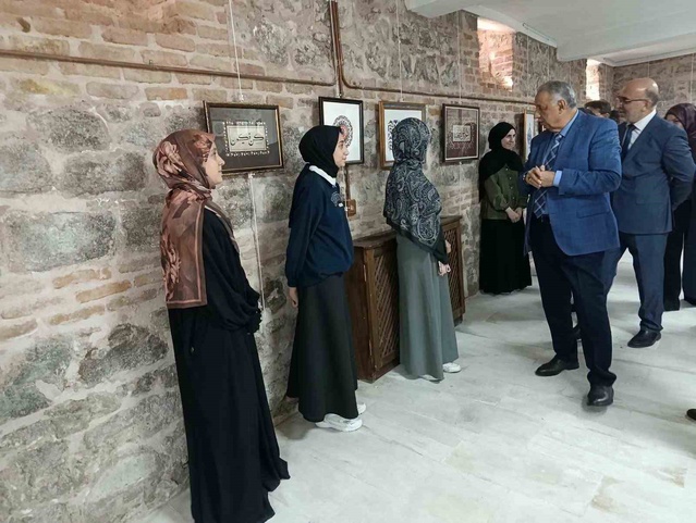 Diyanet destekli projede hafızlık kursu öğrencileri çini ve resim sergisi açtı