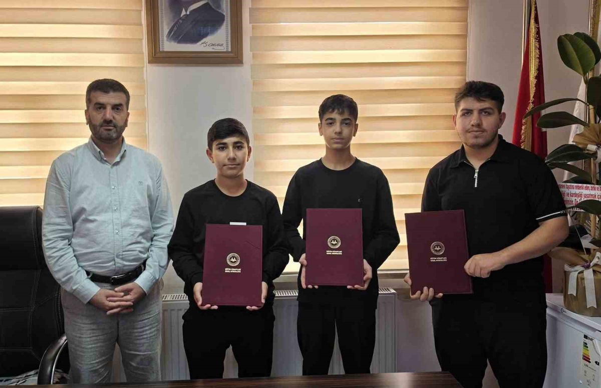 Diyarbakır Çermik\'te hafızlık tespit sınavında başarılı 3 öğrenciye belge verildi