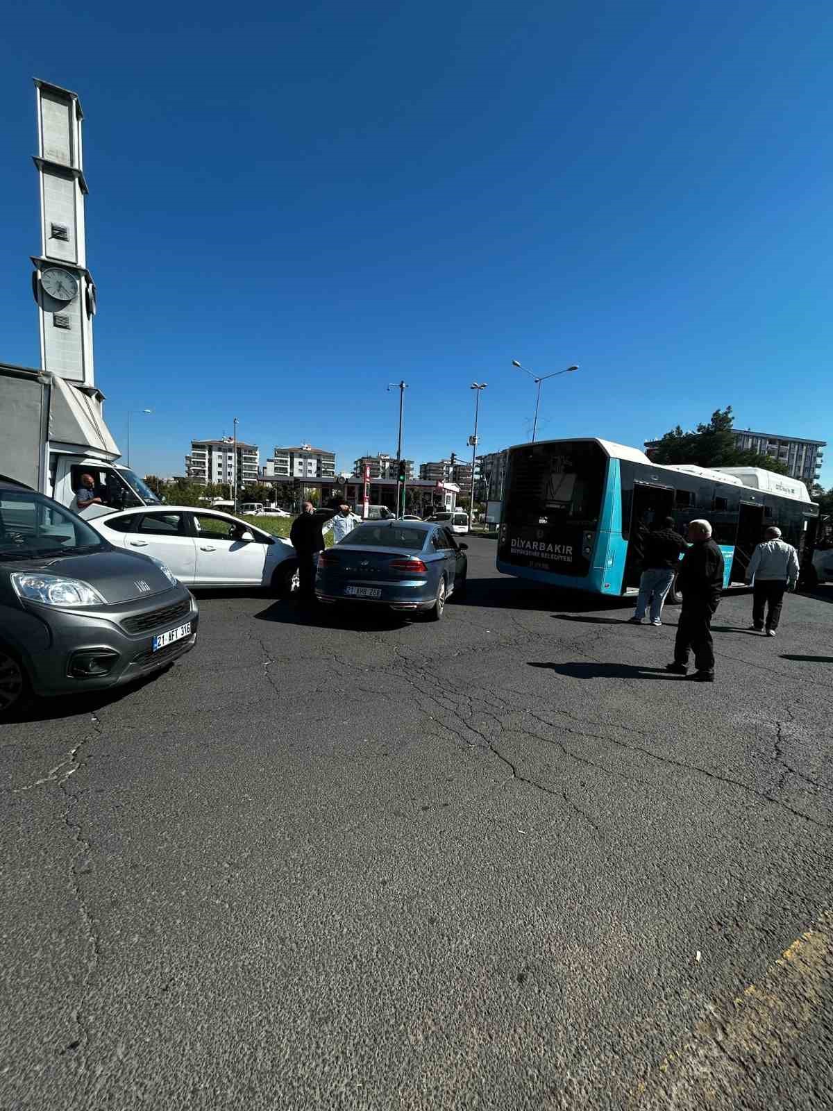 Diyarbakır Kayapınar\'da otomobil belediye otobüsüne arkadan çarptı, ölü ve yaralı yok