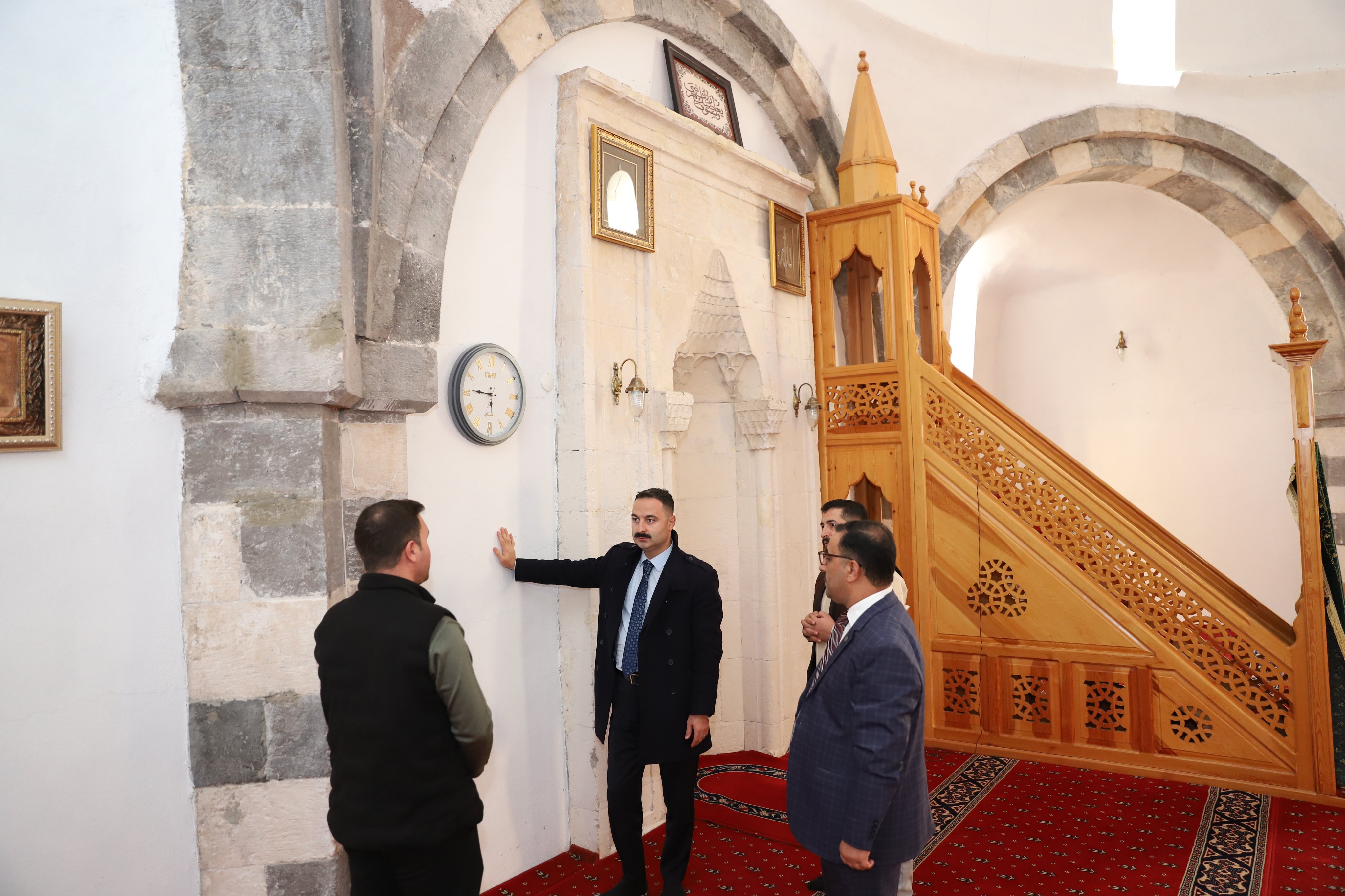 Doğubayazıt Kaymakamı Ayvat, Müftü eşliğinde Eski Bayezid Camii'ni inceledi
