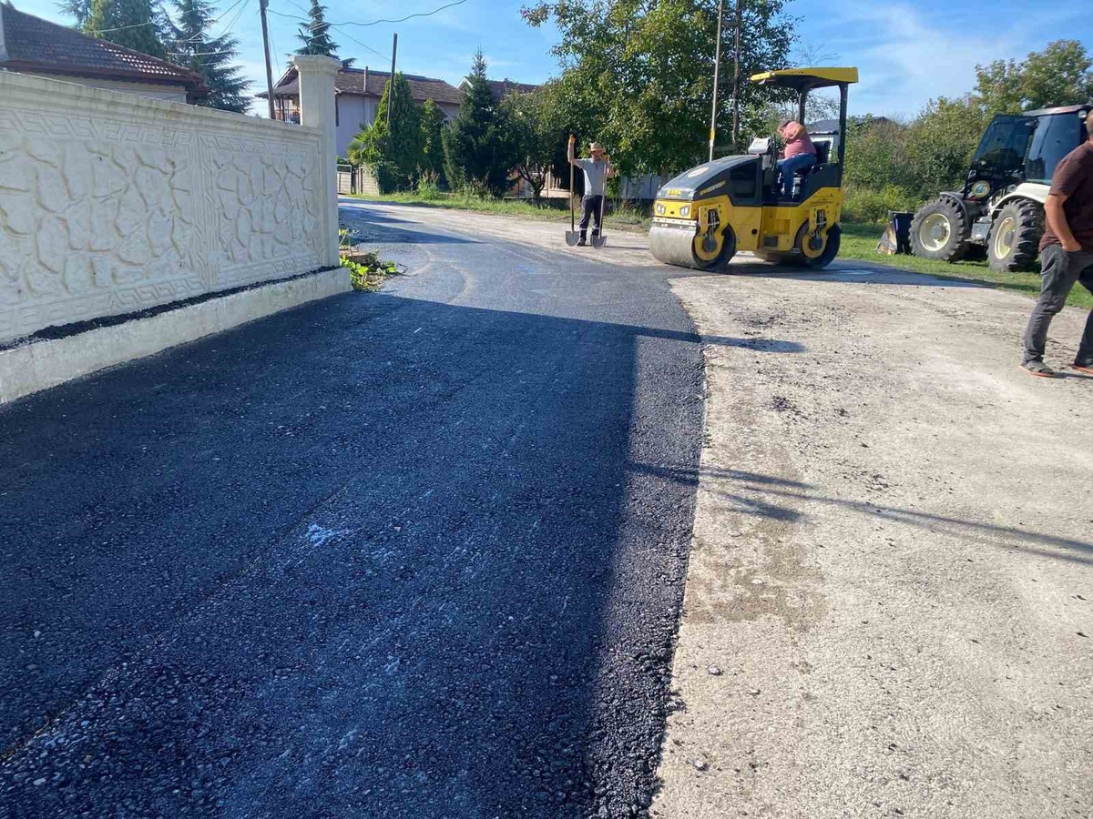 Düzce Çalıcuma\'da İl Özel İdaresi ekipleri bozuk yol kesimlerinde asfalt yama yapıyor