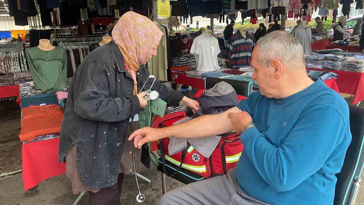 Düzce Çilimli\'de kalp sağlığı standında nabız ve tansiyon ölçümü yapıldı
