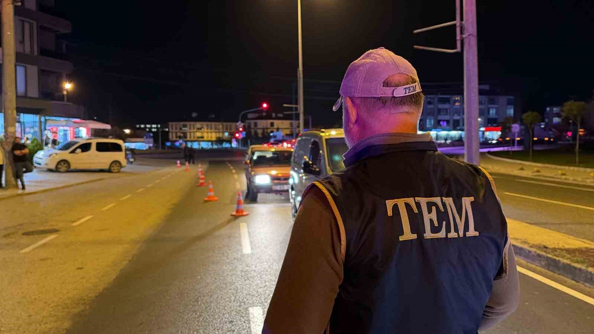 Düzce\'de üniversite çevresinde polis denetiminde sürücülerin kimliği sorgulandı