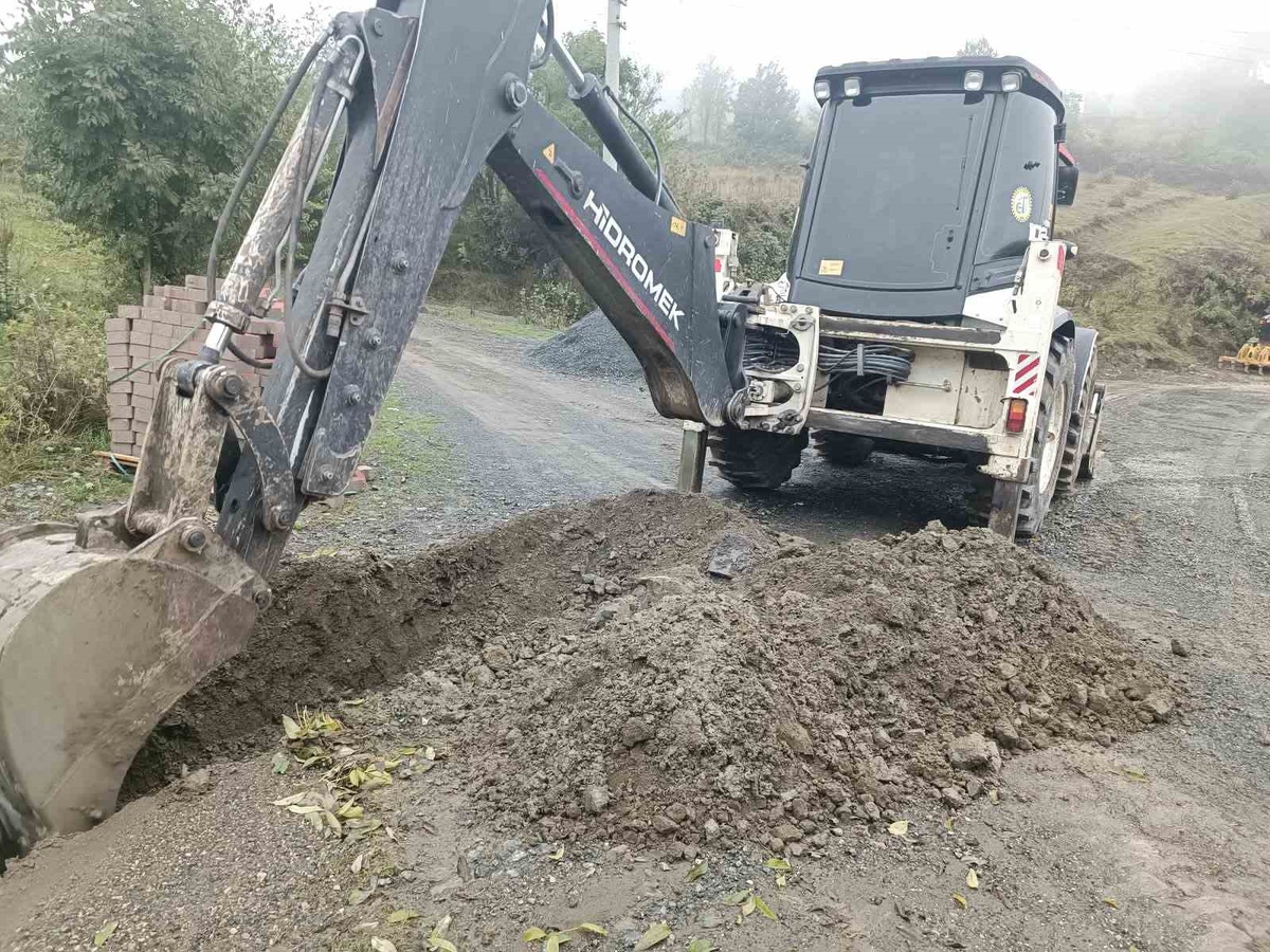Düzce İl Özel İdaresi, Saçmalıpınar\'da yağmur suyu tahliyesini koruge boruyla sağladı