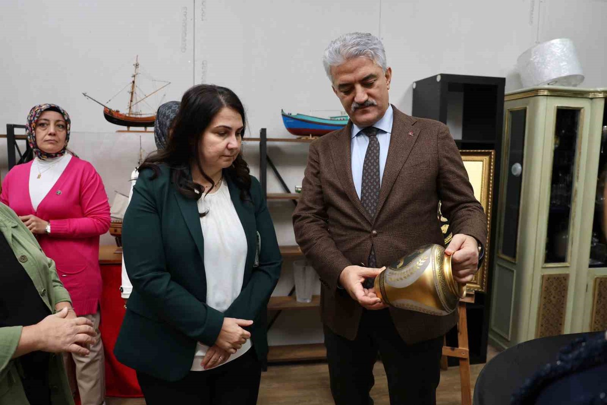 Düzce Valisi Makas, Kadın Emeği Merkezi\'ndeki üretici kadınlarla buluştu