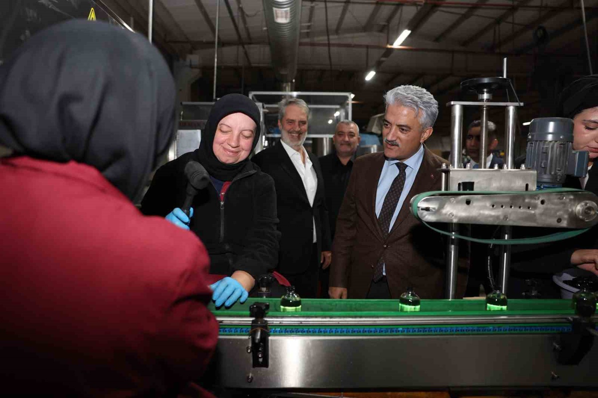 Yeni Taşköprü\'deki kozmetik fabrikasında üretim hattını Düzce Valisi Makas gördü