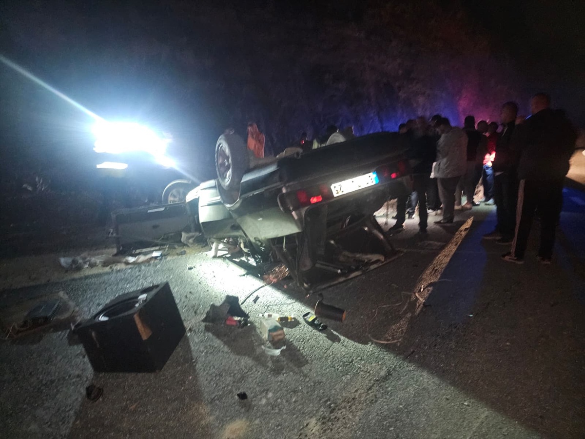 Düzce Yığılca\'da kontrolden çıkan otomobil devrildi, araçta sıkışan 2 kişi yaralandı