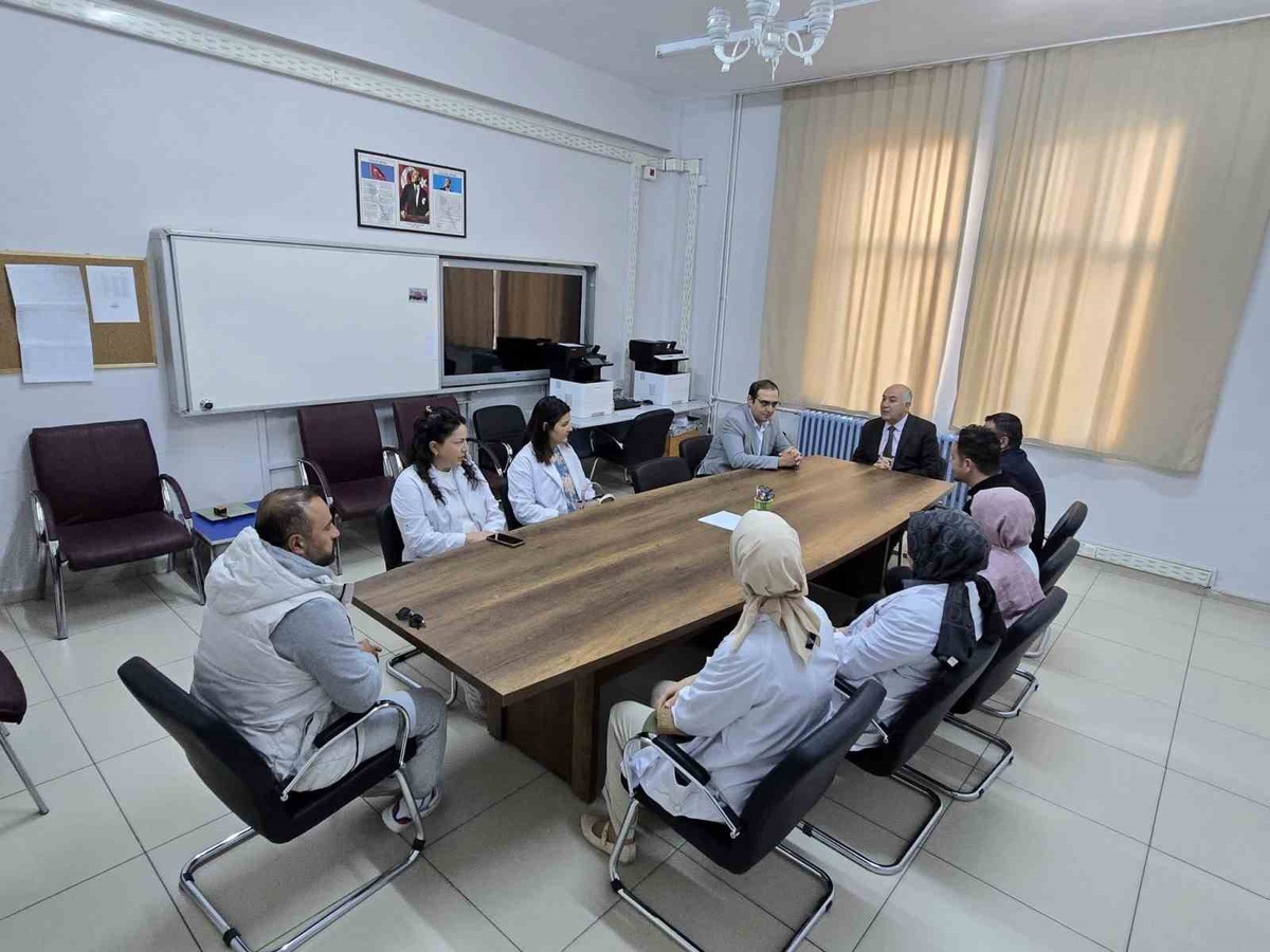 Emeksiz okul ziyaretlerini sürdürüyor