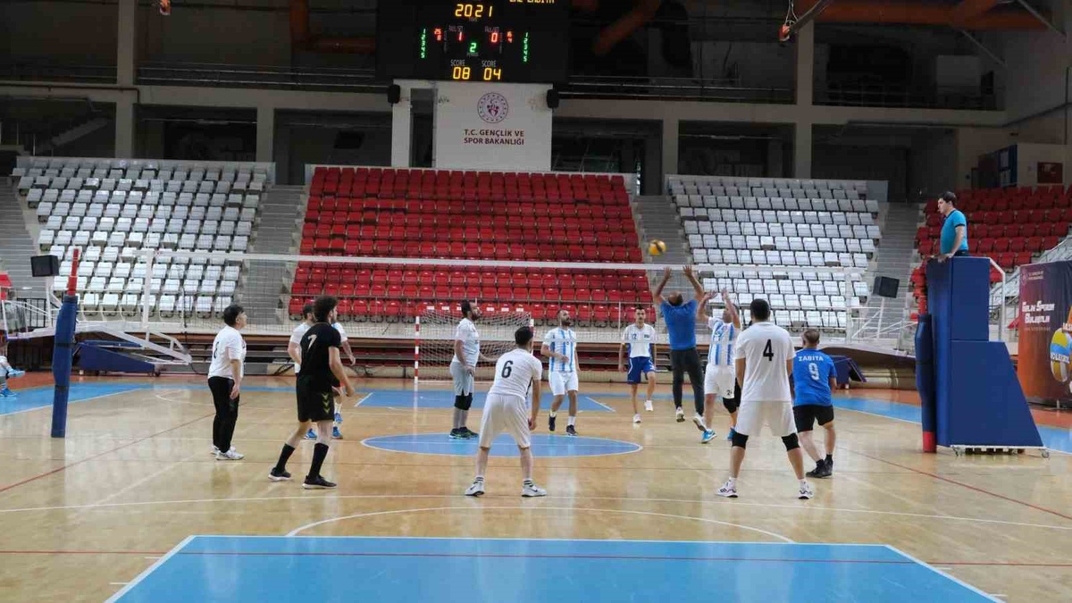 Erzincan\'da kamu kurumları voleybol il birinciliğinde dayanışma için mücadele ediyor