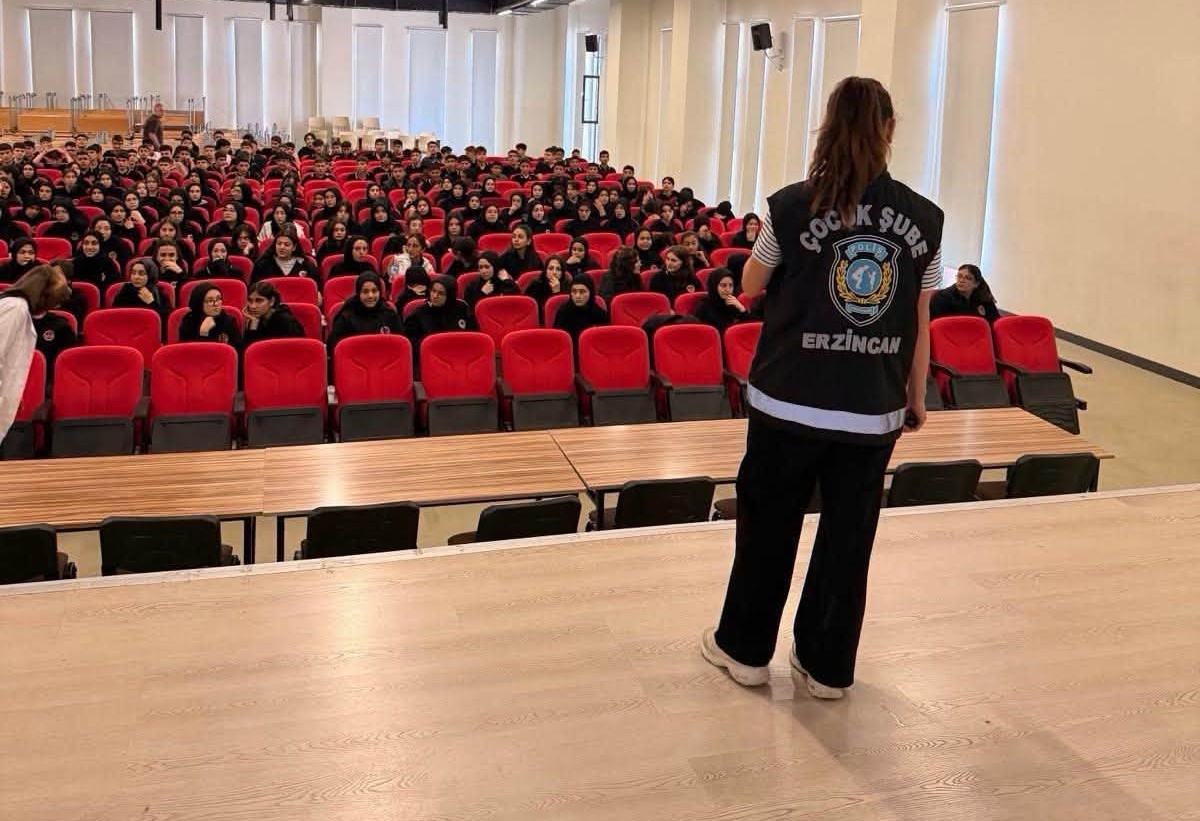 Erzincan\'da polis iki lisede 270 öğrenci ve öğretmene güvenlik eğitimi verdi