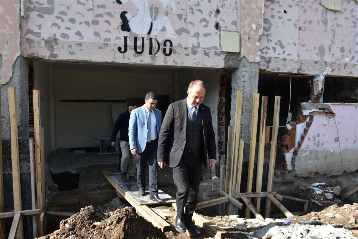 Erzurum\'da Türkiye\'nin tek kayakla atlama kulelerinde rampalar ahşaba çevriliyor