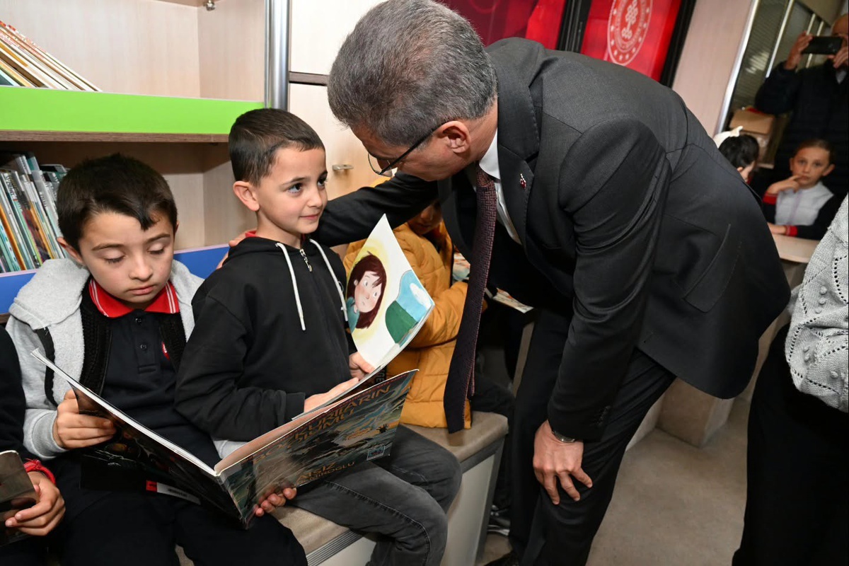 Erzurum Valisi Baruş gezici kütüphanede çocuklarla buluşup kitap okumayı önerdi