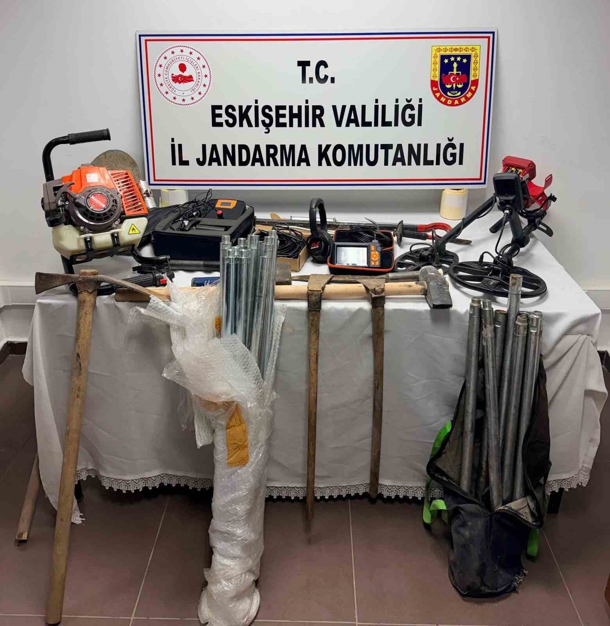 Eskişehir Beylikova\'da kaçak kazıda 5 şüpheli suçüstü yakalandı, soruşturma başlatıldı