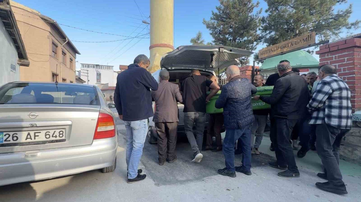 Eskişehir\'de amcasını vuran 15 yaşındaki yeğenin babası cenazeye getirildi