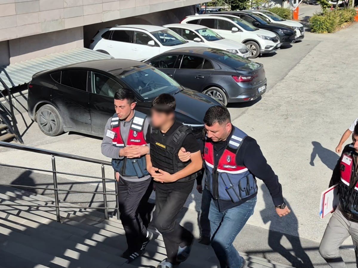3 kardeşe bakan amcasını silahla vurdu