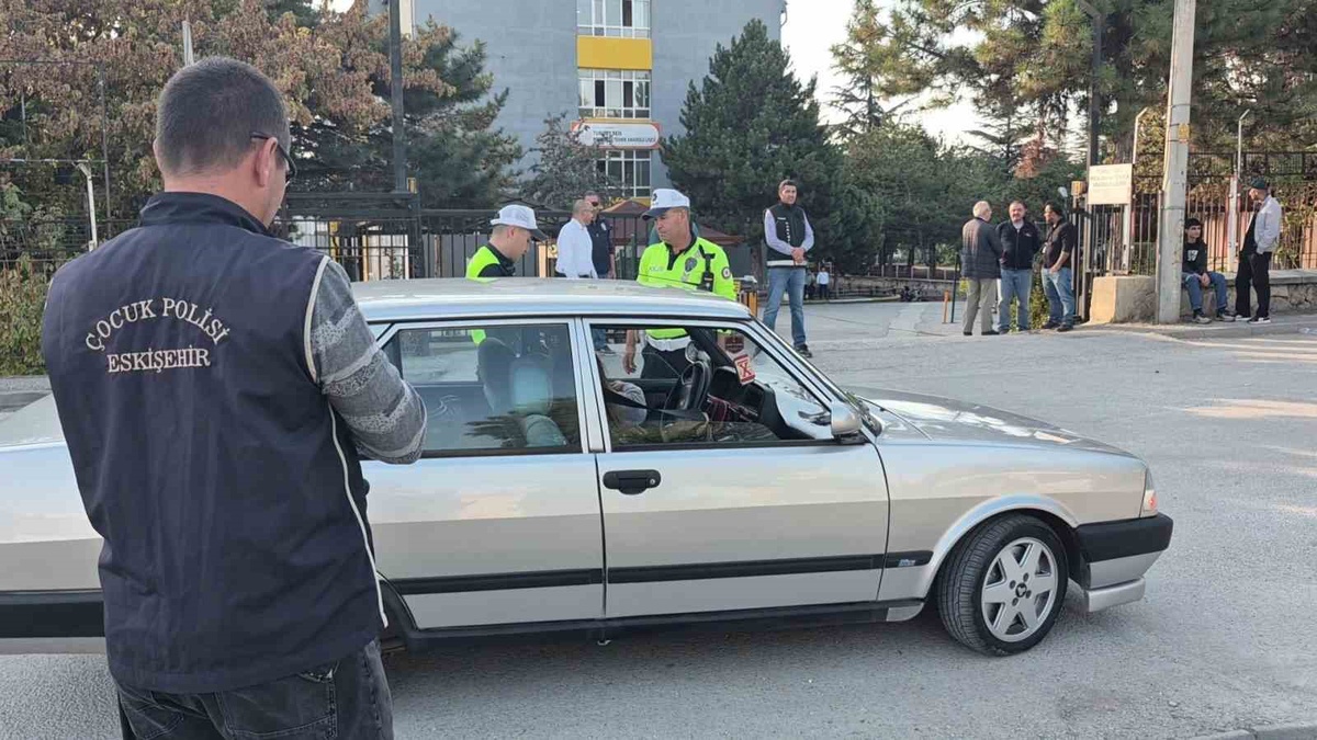 Eskişehir\'de polis okul çevreleri ve servis araçlarını denetlemeyi sürdürüyor