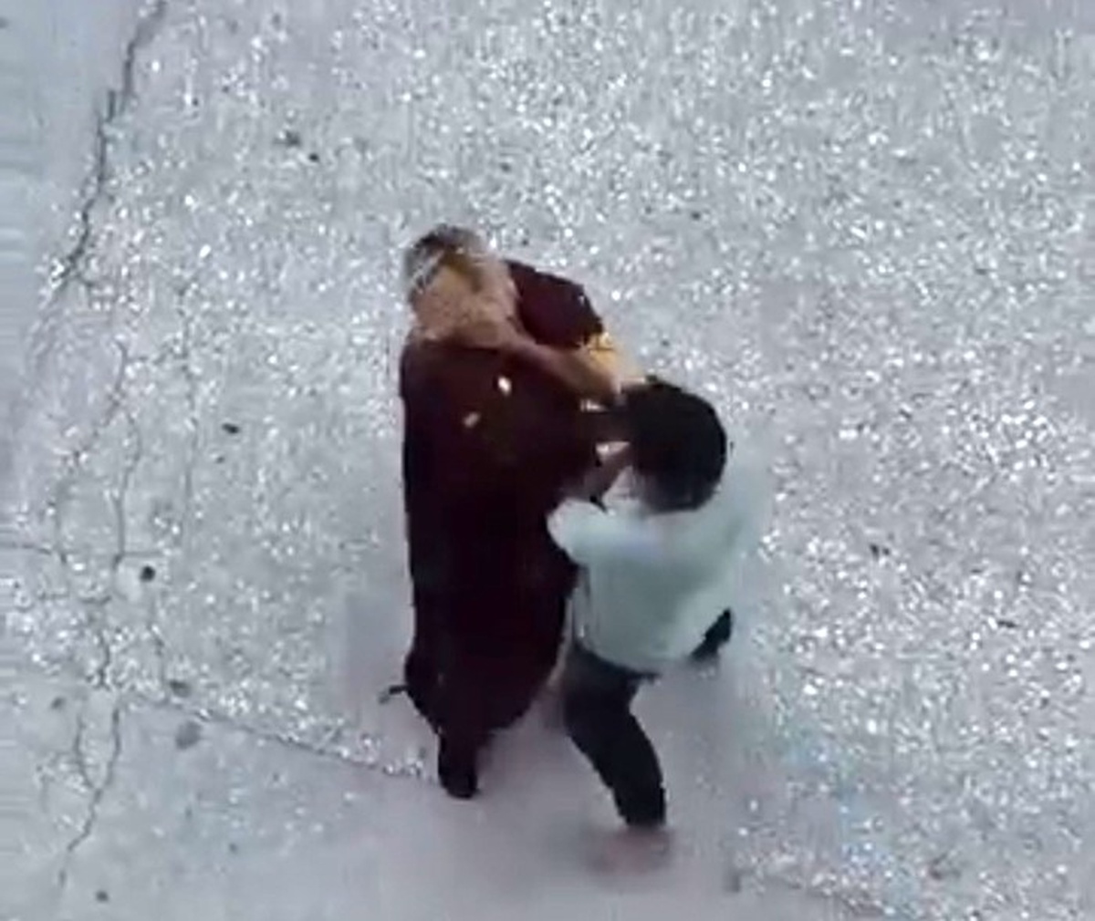 Eskişehir\'de erkek, tartıştığı kadını darp edip boğazını sıktı, o anlar kamerada