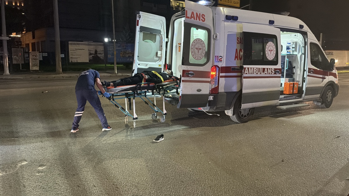 Eskişehir\'de kırmızı ışıkta geçen ehliyetsiz sürücü çarpıştı, 2 sürücü ağır yaralandı