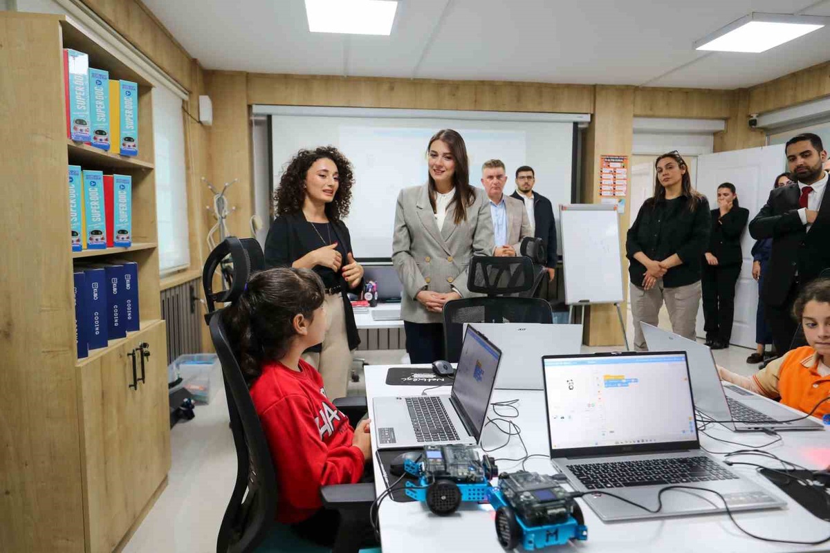Hatay\'da Yüreğimizdeki Işık Projesi\'nde Esra Masatlı çocuklarla ahşap kesimi yaptı