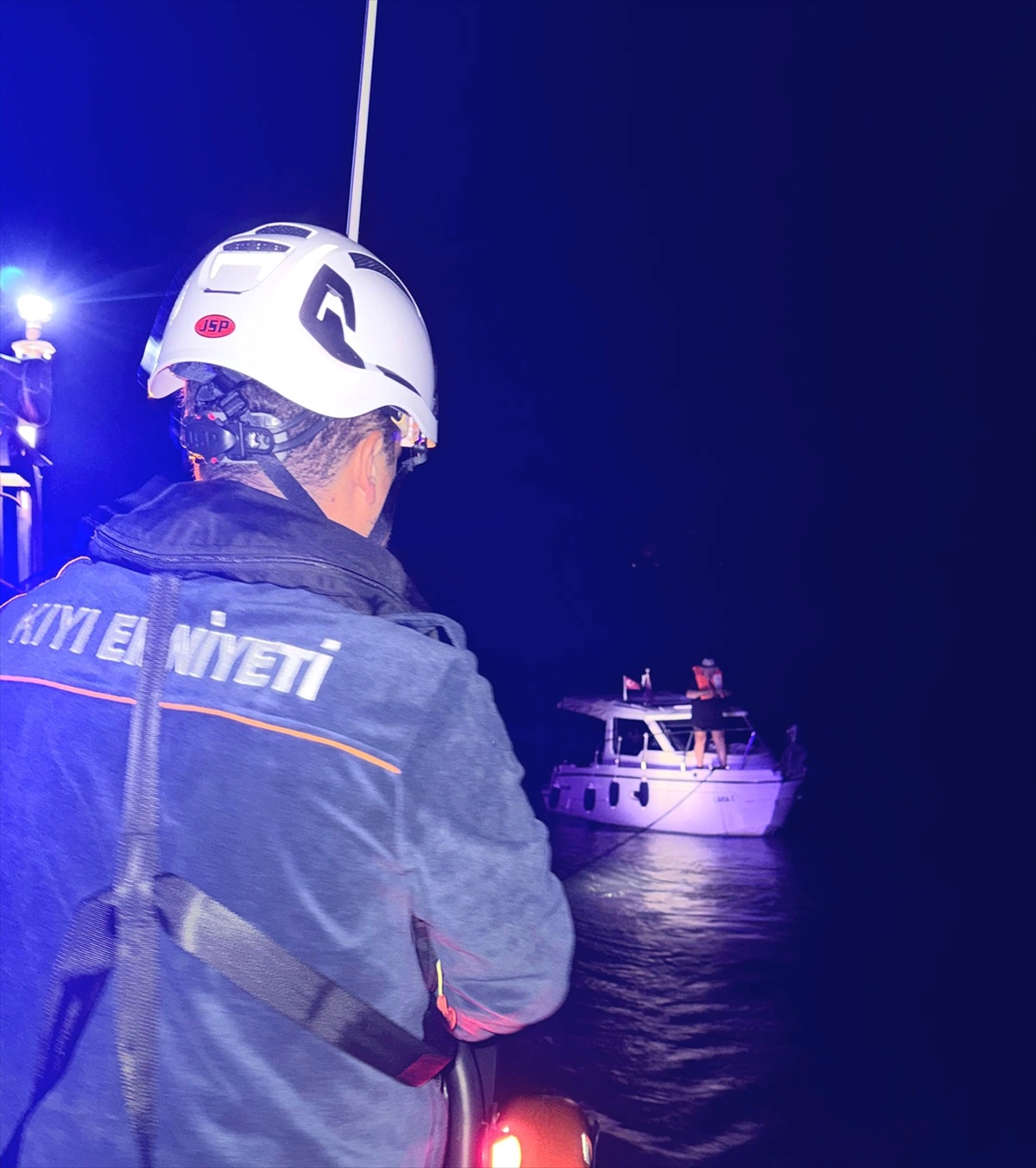 Muğla Fethiye\'de makine arızası nedeniyle sürüklenen teknedeki 2 kişi kurtarıldı