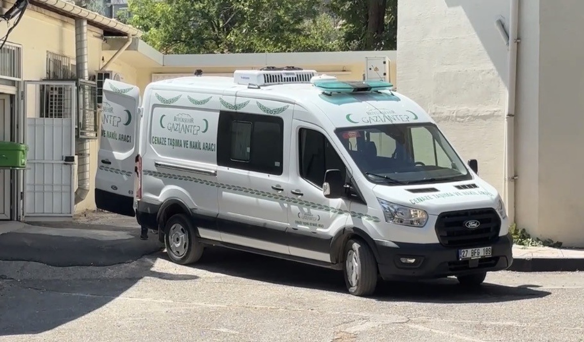 Gaziantep Nizip\'te 5 katlı binanın terasından düşen 4 yaşındaki çocuk öldü
