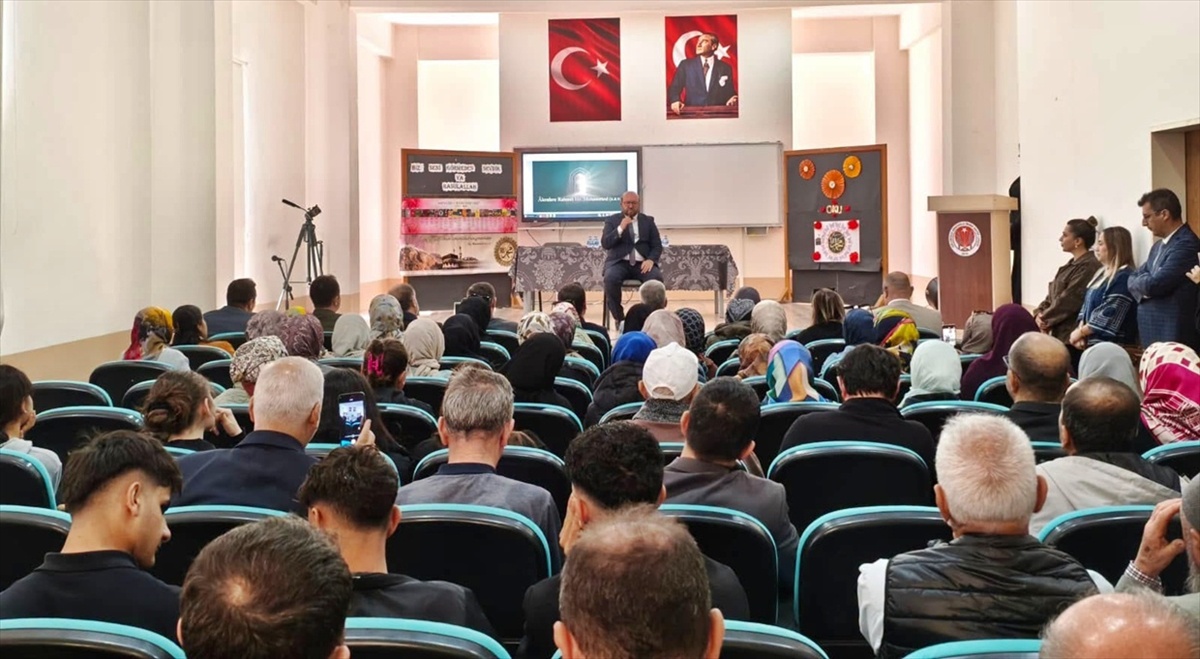 Gelibolu\'da Mevlid-i Nebi programında İl Müftüsü Topçu gençlere seslendi