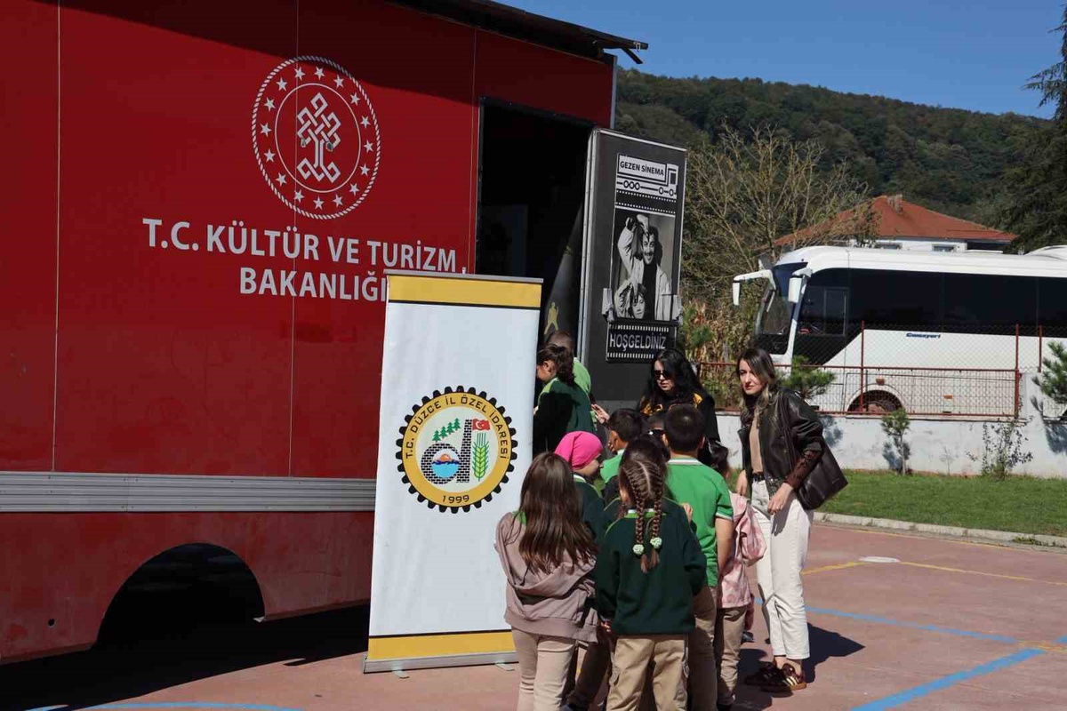 Düzce\'de köy okulu öğrencileri Gezen Sinema Tırı ile sinema deneyimi yaşadı