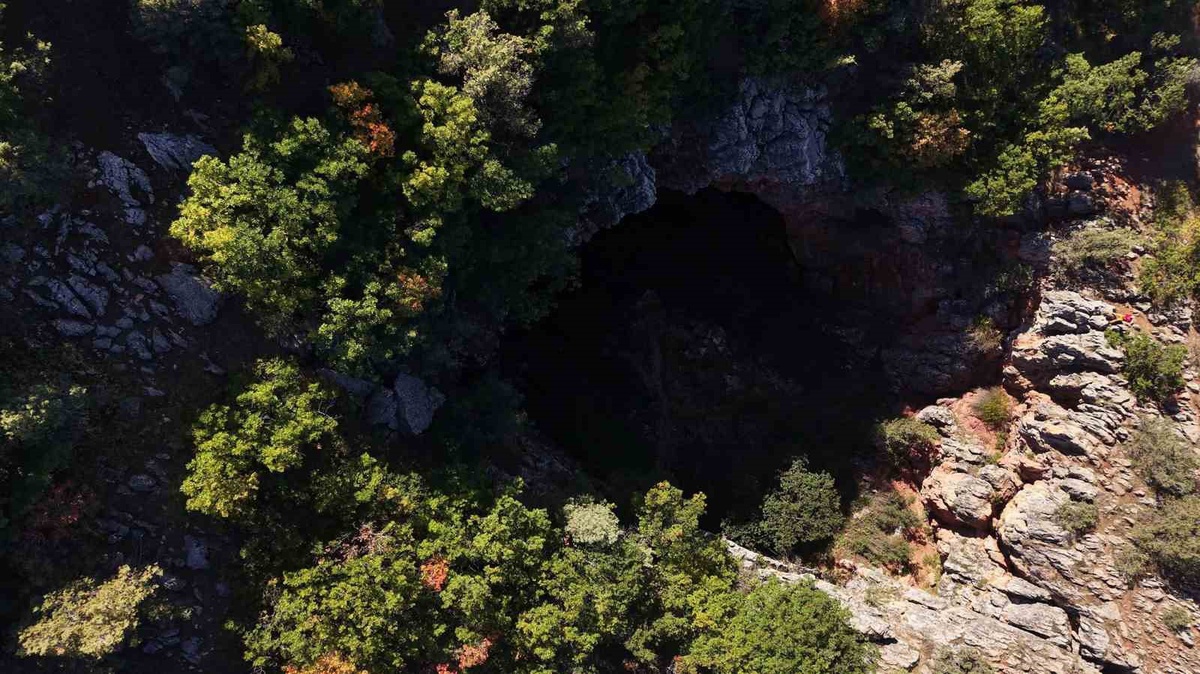 Giresun Alucra\'da 80 doğasever obruğun derinliğine inip yer altı göletini gördü