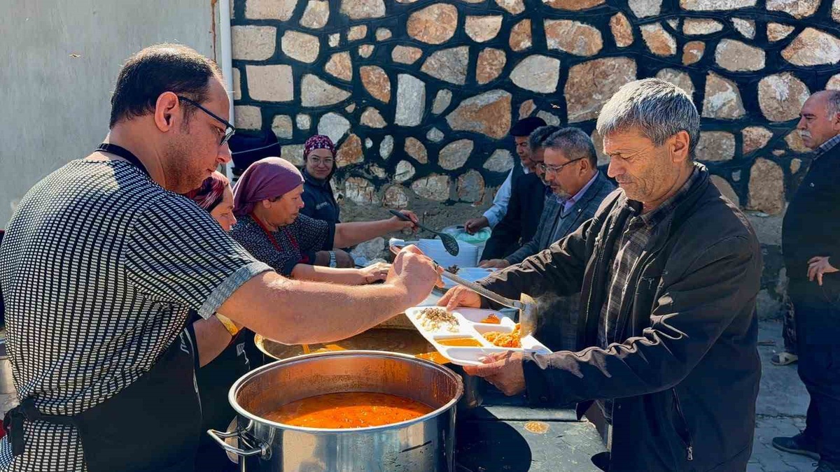 Afyonkarahisar Bolvadin Özburun\'da Mutlu Kaymak vefat edenler için mevlit düzenledi