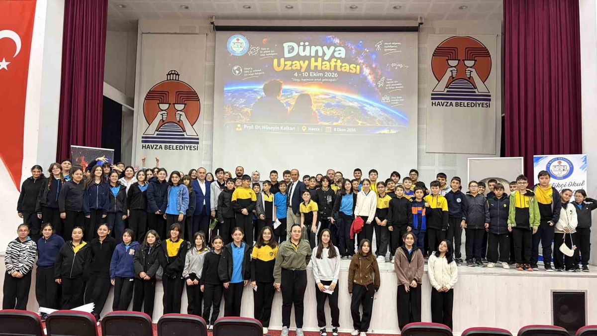 Havza\'da Dünya Uzay Haftası\'nda Prof. Dr. Hüseyin Kalkan öğrencilerle buluştu