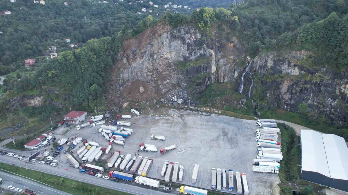Artvin\'de heyelan: Kaya kütleleri tır parkını vurdu, 1 kişi hayatını kaybetti