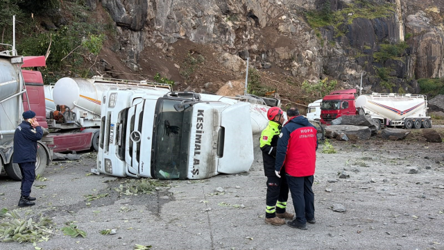 Hopa'da tır parkında heyelan! Aracını kurtarmaya çalışan kişi feci şekilde can verdi