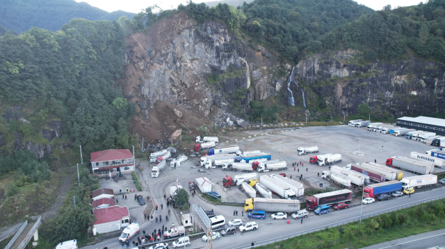 Hopa'da tır parkında heyelan! Aracını kurtarmaya çalışan kişi feci şekilde can verdi