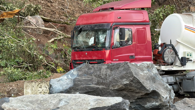 Hopa'da tır parkında heyelan! Aracını kurtarmaya çalışan kişi feci şekilde can verdi