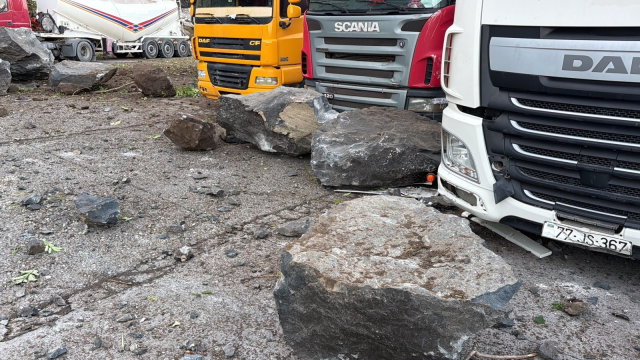 Hopa'da tır parkında heyelan! Aracını kurtarmaya çalışan kişi feci şekilde can verdi