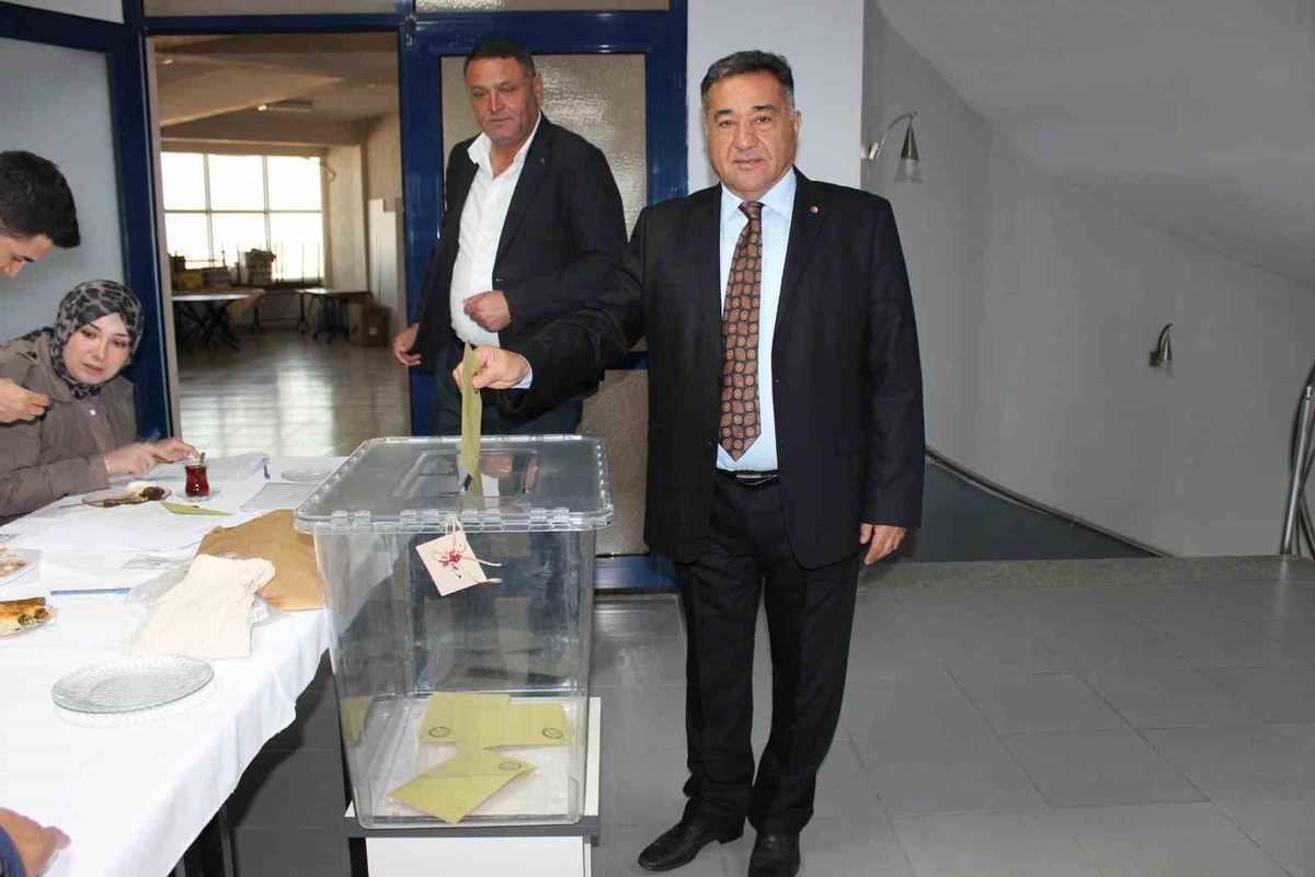 Alaşehir Ticaret Borsası\'nda Hüseyin Soygür, 68 oyunun tamamını alarak 6. kez seçildi.