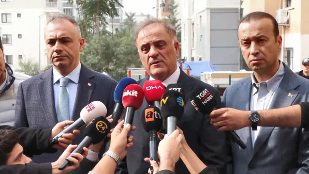 Maltepe'de 3 katı çöken 7 katlı binada enkaz altında 3 yurttaş bulunuyor