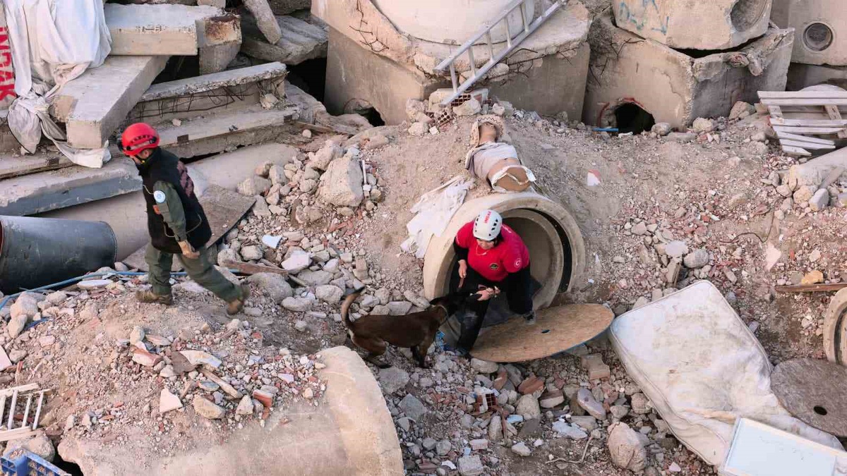 İnegöl\'deki enkaz alanı, farklı illerden gelen K9 ekiplerine afet eğitim merkezi oldu