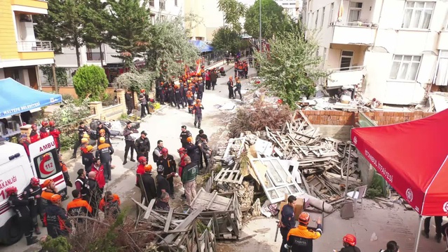 Maltepe Cevizli'de çöken binada ölü sayısı 2'ye çıktı, 3 kişi için kurtarma sürüyor