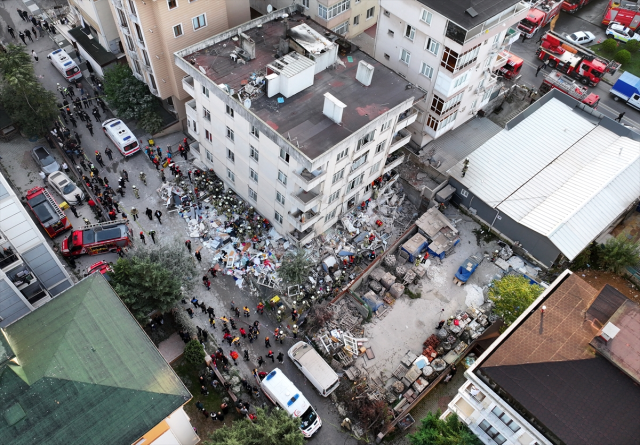 İstanbul'da 7 katlı binanın 3 katı çöktü! Mahsur kalanlar var